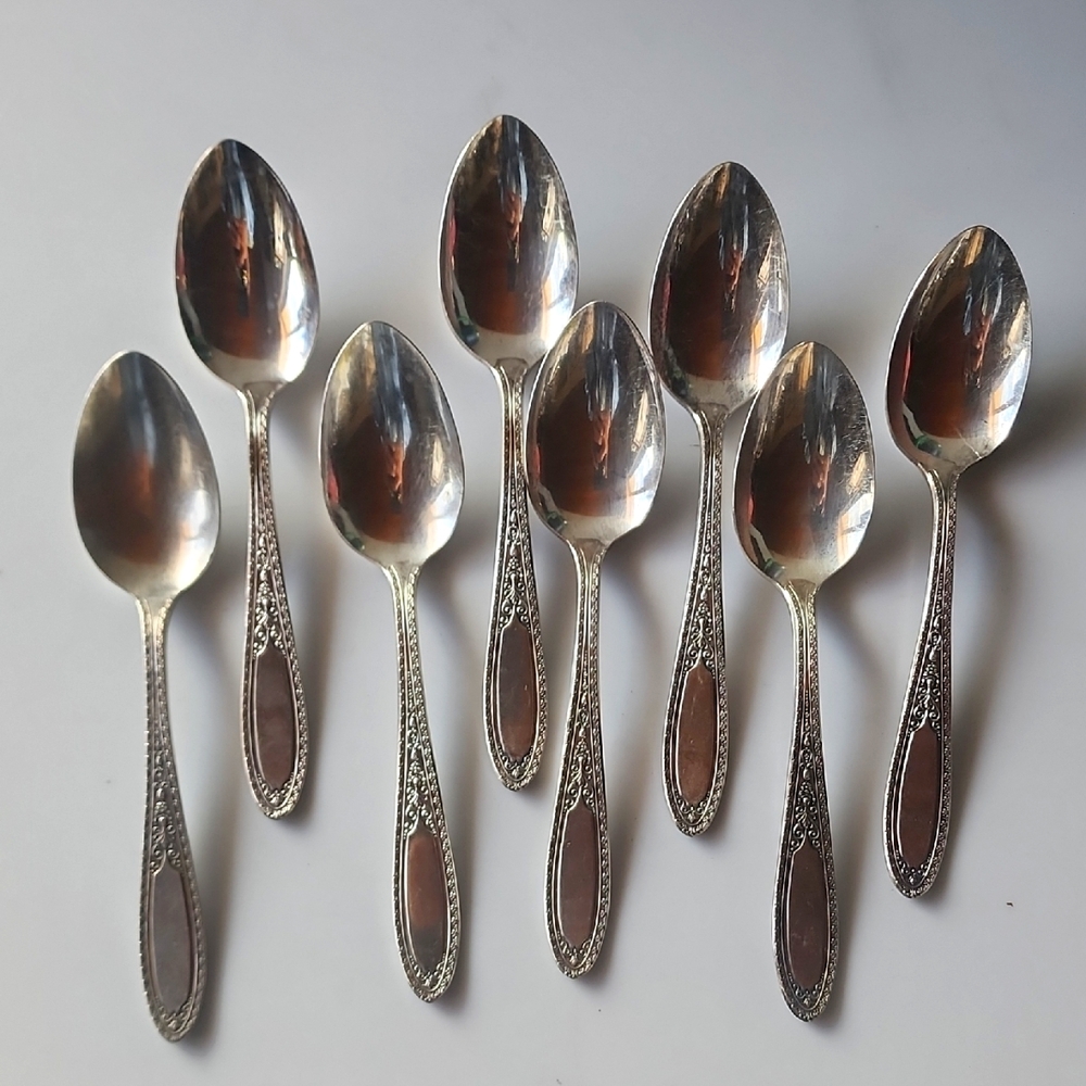 8 pcs. of Elegant Carlton Silverplate Teaspoon Set.